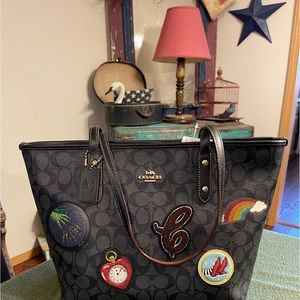 COACH
Limited Edition Wizard of Oz Signature City Zip Patches Tote Bag! NEW!